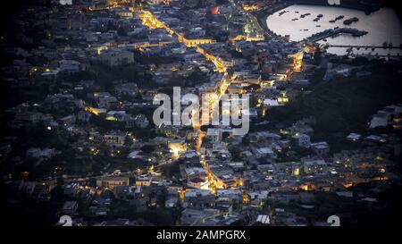 Insel Ischia in Italien, schöner abendlicher Stadtblick von oben, Tourismus Stockfoto