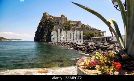 Romantische Aussicht auf die alte italienische Burg Argonese, Sehenswürdigkeiten auf Ischia, Reisen Stockfoto