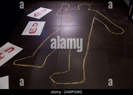 Mock Crime Scene mit blutigen Fußabdrücken und Kreide Körperumriss. Stockfoto
