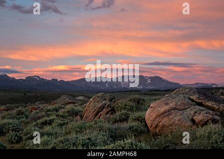 WY03964-00...WYOMING - Die untergehende Sonne, die auf den Wolken über dem Wind River Warmes Licht Ausstrahlt, Reicht vom Hochland über dem Big Sandy Riv Stockfoto