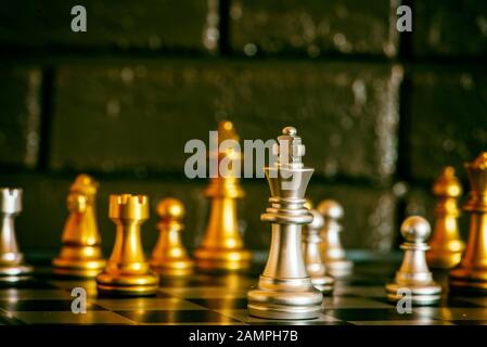 Mehrere goldene und silberne Schachfiguren auf dem Brett, Spanien Stockfoto