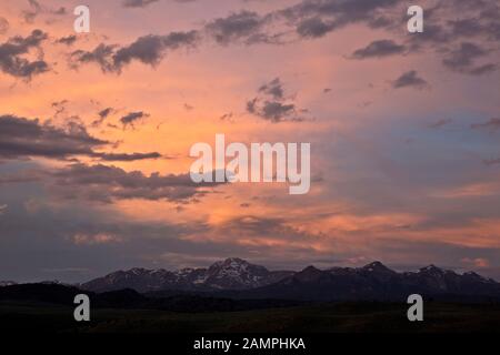 WY03965-00...WYOMING - Andauernder Sonnenuntergang über der Wind River Range von den hohen Prärieländern über dem Big Sandy River. Stockfoto