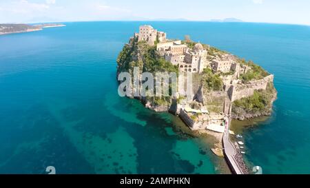 Luftaufnahme von der kleinen Insel mit dem alten Schloss Aragonese in Ischia, Tourismus Stockfoto