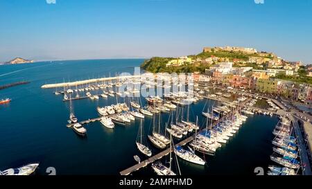 Draufsicht über viele Boote, die in Marina Grande auf der Insel Procida, Luxushobby, gefestert sind Stockfoto