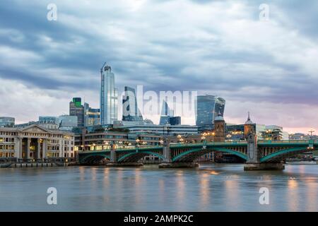 Frühmorgendliche Dämmerung über die Southwark Bridge und die Gebäude des Finanzviertels, London, England, Großbritannien Stockfoto