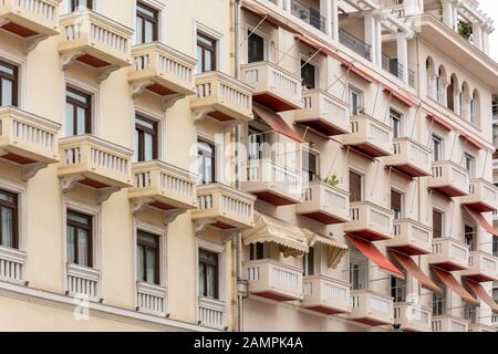 Balkone im Zentrum von Aristoteles-platz, Thessaloniki, Griechenland Stockfoto