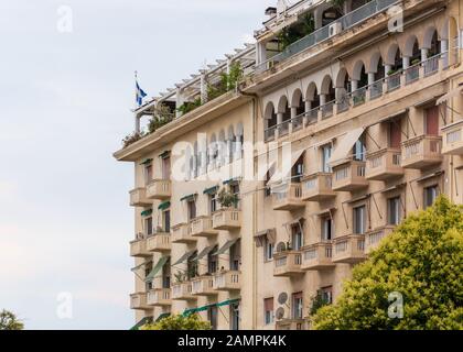 Balkone im Zentrum von Aristoteles-platz, Thessaloniki, Griechenland Stockfoto