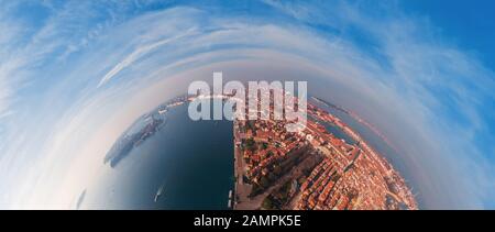 180 Grad Panoramaansicht auf den historischen Teil Venedigs und die Lagune von Venedig, Italien Stockfoto