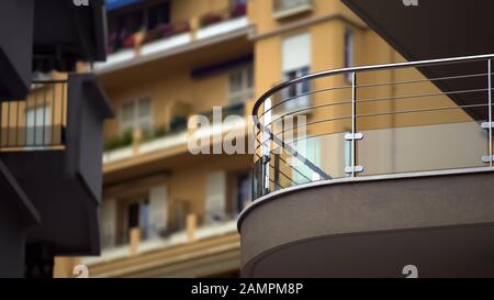 Fenster mit mehrstöckigen Wohnblöcken in der europäischen Stadt, Blick auf die Balkone Stockfoto