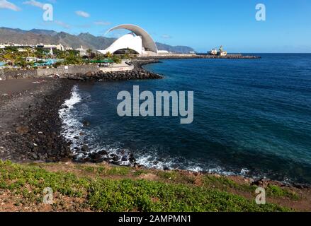 Schöne Aussicht auf den Strand Caleta de Negros und das Opernhaus in Santa Cruz, auf der Kanareninsel, Spanien Stockfoto