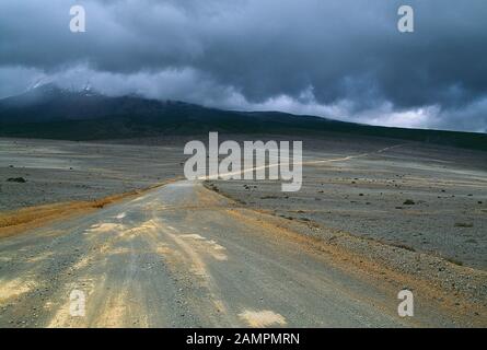 Ecuador. Chimborazo-Berg in Niederwolke gehüllt. Stockfoto