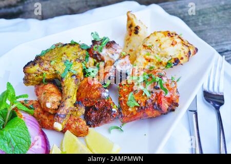 Ein Tandoori gemischter Grillteller mit Lamm und Huhn in einem indischen Restaurant Stockfoto