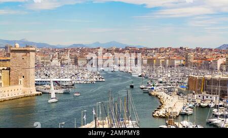 Viele Schiffe und Jachten moorierten in Vieux-Port in Marseille und transportieren in Frankreich Stockfoto