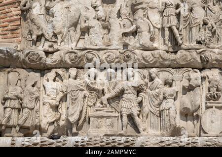 Triumphbogen des Galerius mit Reliefs in Thessaloniki, Griechenland Stockfoto