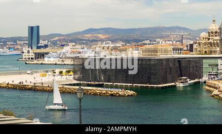 Museum der europäischen und mediterranen Zivilisationen in der Nähe des Piers in Marseille Stockfoto