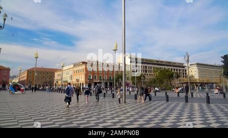 Place Massena in Nizza, Fußgänger, die auf dem historischen Platz spazieren gehen, Sehenswürdigkeiten Stockfoto