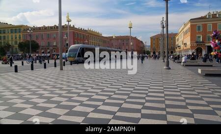 Speed Tramcar auf Place Massena, Öko-ÖPNV in Nizza, Frankreich Stockfoto