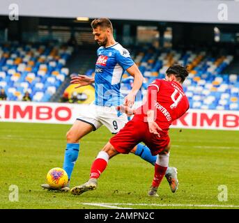 Rom, Kampanien, Italien. Januar 2020. Während des italienischen Fußballpokals SSC Neapel gegen den FC Perugia am 14. Januar 2020 im San Paolo Stadion in Neapel.Im Bild: Llorente Credit: Fabio Sasso/ZUMA Wire/Alamy Live News Stockfoto