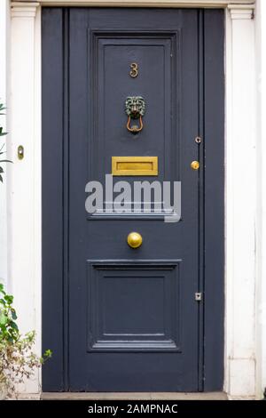 Wunderschöne Holztür in London, Großbritannien Stockfoto