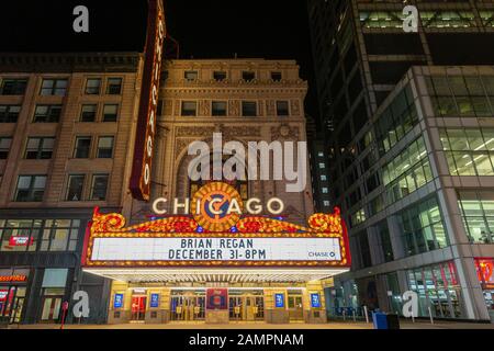 Chicago, USA - 30. Dezember 2018: Ikonisches Chicago Theatre in der North State Street in Chicago, das nachts zu sehen ist. Das Theater wurde erstmals im Jahr 1921 eröffnet. Stockfoto