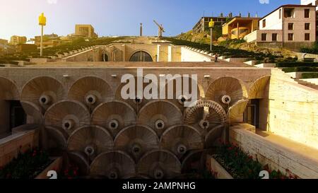 Details der Yerevan Kaskade, kleine Springbrunnen im beliebten Showplace, Tourismus Stockfoto