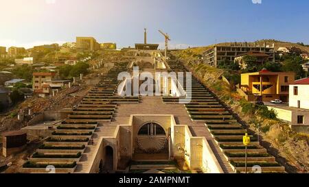 Sehenswürdigkeiten in Armenien, Blick auf den Kunstbrunnen der berühmten Yerevan Kaskadentreppe Stockfoto