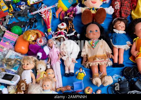 Alte Spielzeugpuppen auf einem Marktstand zum Verkauf Stockfoto