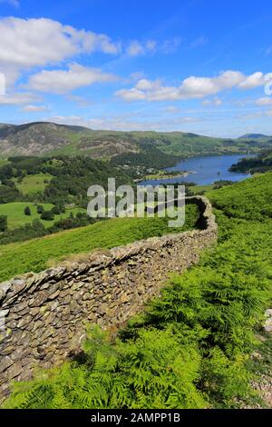 Blick auf Ullswater über Glenridding Village, Lake District National Park, Cumbria, England, Großbritannien Stockfoto