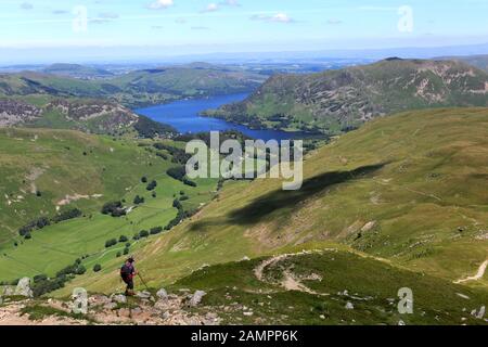 Blick auf Ullswater über Glenridding Village, Lake District National Park, Cumbria, England, Großbritannien Stockfoto