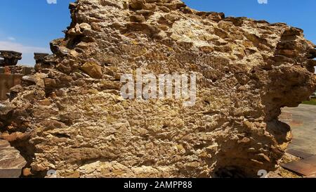 Überreste antiker Säulen und Altäre der antiken Kathedrale, Armeniens, reisen Stockfoto