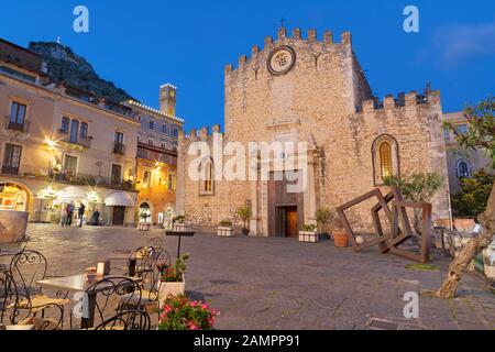 Taormina - die Piazza del Duomo - (Kirche st. Pancrazio) in der Abenddämmerung. Stockfoto