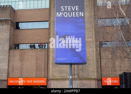 Banner außerhalb von Tate Modern in London Werbung für die bevorstehende Ausstellung von Steve McQueen, die zwischen dem 13. Februar und dem 11. Mai 2020 stattfinden wird. Stockfoto