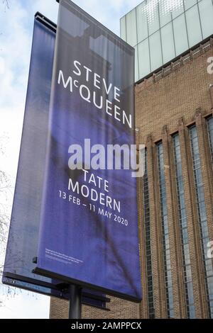 Steve McQueen wird ab 2020 in London mit Plakaten oder Bannern vor der Tate Modern in London angekündigt Stockfoto