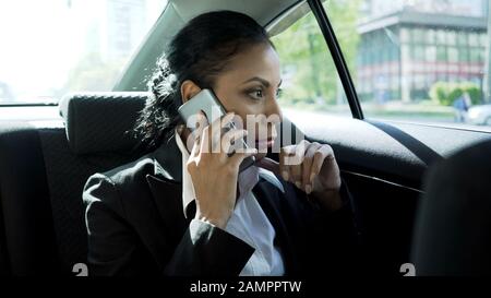 Geschäftsfrau telefoniert im Auto, stressiges Leben der Chefin, Karriere Stockfoto