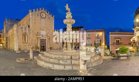 Taormina - die Piazza del Duomo - (Kirche st. Pancrazio) in der Abenddämmerung. Stockfoto