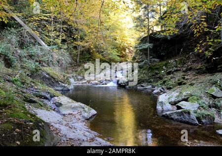 Pesenbachtal in Oberösterreich - der Pesenbach ist ein kleiner Fluss in der Region Mühlviertel, der in die Donau fließt. Stockfoto