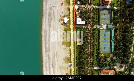 Küstenlinie in Batumi Georgia, Küstengebiet mit Strand und azurblaues Meer, Tourismus Stockfoto