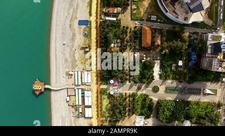 Touristenresortgebiet, Batumi Sommerstrand, Stadtküste, grüne Bäume am Meer Stockfoto