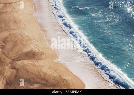 Blick auf den schönen, leeren Strand mit Wellen Stockfoto