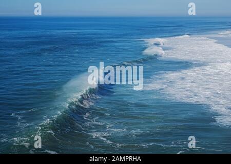 Atlantikküste mit großen Wellen, Nazare, Portugal Stockfoto