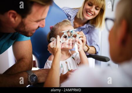 Augenarzt ist die Überprüfung der Eye Vision von kleine süße Mädchen in der modernen Klinik. Stockfoto