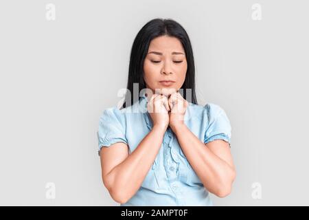 Freistil. Asiatische Frau steht isoliert auf weißem Umkippen Stockfoto