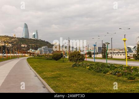 Baku, Aserbaidschan - 14. November 2019: Farbige Laternen entlang des Fußweges am Kaspischen Meer in Baku. Flame Towers in Baku. Stockfoto