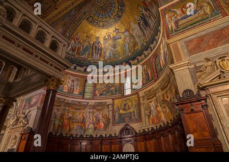 Santa Maria in Trastevere Kirche. Blick auf das Mosaik der Apse. Stockfoto