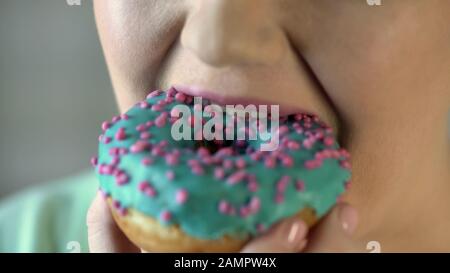 Überfragend, plump Frau beißende Donut, Diabetes, Hunger und Fettleibigkeit, Nahaufnahme Stockfoto