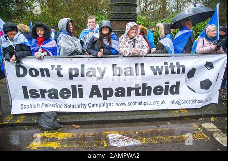 Glasgow, Großbritannien. Januar 2020. Die Zuschauer werden hinter einer Bannerlesung "Don't Play Ball with Israelis Apartheid, prior to the march.80.000 Anhänger kamen zur Unterstützung der schottischen Unabhängigkeit nach der UK General Election und dem bevorstehenden Datum vom 31. Januar, als Großbritannien die Europäische Union verlässt, heraus. Schottland gegen seinen Willen aus dem Weg zu ziehen, infolgedessen hielt die Gruppe Unter Einem Banner einen notfallmarsch durch das Zentrum von Glasgow ab, um sowohl gegen die Londoner Herrschaft als auch gegen den Brexit zu protestieren. Kredit: Stewart Kirby/SOPA Images/ZUMA Wire/Alamy Live News Stockfoto