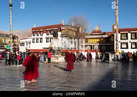 Lhasa, China - 26. Dezember 2019: Buddhistischer Mönch posiert für ein Foto vor dem berühmten tibetisch-buddhistischen Jokhang-Tempel in der Lhasa-Altstadt in Tibet Stockfoto