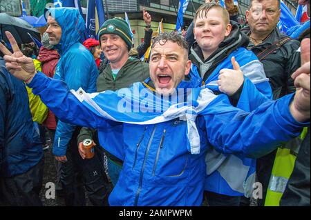 Glasgow, Großbritannien. Januar 2020. Während des märz wird ein Mann beobachtet, der Kameras von Fotografen posiert und anruft.80.000 Anhänger unterstützten die schottische Unabhängigkeit nach den Parlamentswahlen im Vereinigten Königreich und dem bevorstehenden Datum des 31. Januar, als Großbritannien die Europäische Union verlässt und Schottland gegen seinen Willen aus dem Land zieht, Infolgedessen hielt die Gruppe All Under One Banner einen notfallmarsch durch das Zentrum von Glasgow ab, um sowohl gegen die Londoner Herrschaft als auch gegen Brexit zu protestieren. Kredit: Stewart Kirby/SOPA Images/ZUMA Wire/Alamy Live News Stockfoto