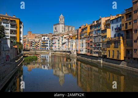 Girona, KATALONIEN, SPANIEN - 15. JUNI 2019: Historisches judenviertel in Girona mit Eiffelbrücke bei Sonnenaufgang, Barcelona, Spanien, Katalonien Stockfoto