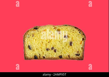 Konzept der italienischen Küche. Ein Stück traditioneller italienischer Weihnachts-Panettone-Kuchen mit getrockneten Früchten. Stockfoto